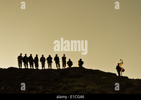 Frontiera afgana poliziotti di pattuglia di una collina nel Wam Valle della provincia di Kandahar in Afghanistan dic. 22, 2009, per fissare l'af Foto Stock