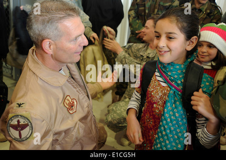 Stati Uniti Air Force Col. Mark Nichols, comandante della 738th Air Expeditionary Advisory Group, orologi come uno studente afgano fro Foto Stock