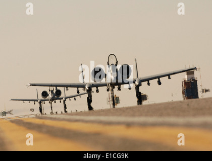 Due Stati Uniti Air Force A-10C Thunderbolt II aeromobili da 354Expeditionary Fighter Squadron taxi a Kandahar Air Field, Afgh Foto Stock