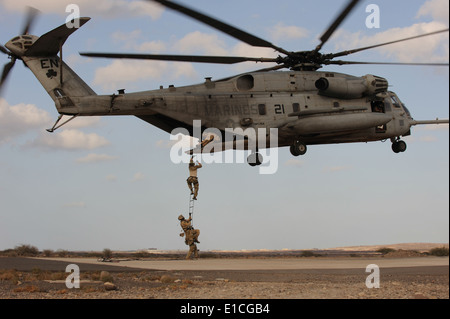 Stati Uniti Air Force pararescuemen condurre una lotta contro l'inserimento e l'estrazione esercizio con un Marine Corps CH-53 Super Stallion helico Foto Stock
