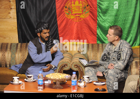 Stati Uniti Esercito Lt. Col. William Clark, Commander, 8° Stormo, 1° reggimento di cavalleria soddisfa con Haji Abdul Ghani, Spin Boldak distri Foto Stock