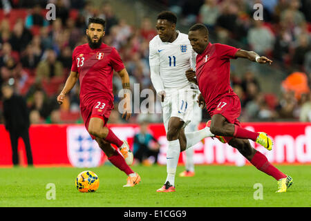 Wembley, Regno Unito. Il 30 maggio 2014. L'Inghilterra del Danny WELBECK spazzole fuori la sfida del Perù di Luis ADVINCULA durante la international amichevole tra Inghilterra e Perù allo Stadio di Wembley. Credito: Azione Sport Plus/Alamy Live News Foto Stock