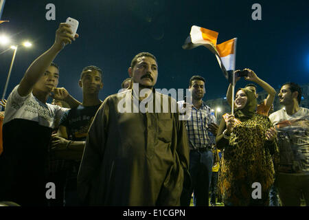 Il Cairo, Egitto. Il 30 maggio 2014. Gli egiziani frequentare un rally per celebrare ex capo dell'esercito Abdel Fattah al-Sisi vincendo le elezioni presidenziali, al Cairo, Egitto, 30 maggio 2014. Conteggio iniziale ha dimostrato una schiacciante vittoria per il Sisi, che ha vinto più di 90 percento dei voti in tre giorni le elezioni presidenziali. Credito: cui Xinyu/Xinhua/Alamy Live News Foto Stock