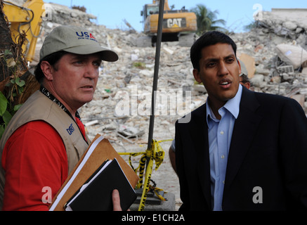 Stati Uniti Agenzia per lo Sviluppo Internazionale (USAID) Amministratore Rajiv Shah, destra e assistenza di emergenza e la risposta del team di Le Foto Stock