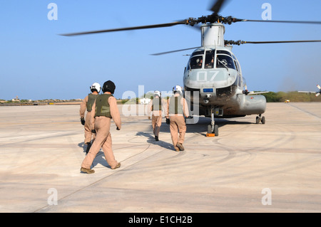 Stati Uniti Marines della Marina mezzo squadrone di elicottero 166 fanno la loro strada per salire a bordo della CH-46E Sea Knight elicottero sul Camp Lemo Foto Stock