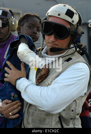 Neply, Haiti (GEN. 23, 2010) Lt.j.g. Jeffrey Dolan, il responsabile della sicurezza a bordo del dock anfibio sbarco nave USS Fort McHenry (L Foto Stock