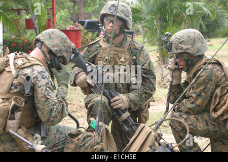 Stati Uniti Marine Corps gli operatori radio utilizza la comunicazione a marcia durante una simulazione di assalto anfibio a Utapao Air Base in Rayong prov Foto Stock