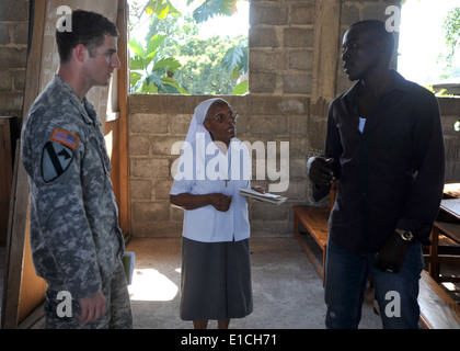 Stati Uniti Soldati di affari civili con le forze congiunte per le operazioni speciali del comando del componente assegnato a Cap-Haitien incontrato suor Foto Stock