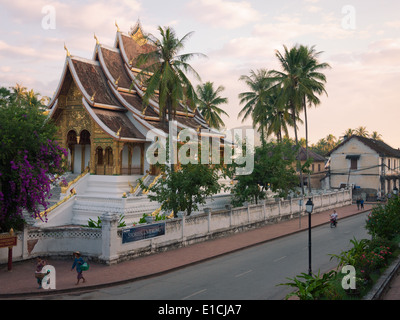 Una scena di strada da Luang Prabang, Laos. Haw Pha Bang (Golden Hall) e il Palazzo Reale giardini sono sulla sinistra. Foto Stock