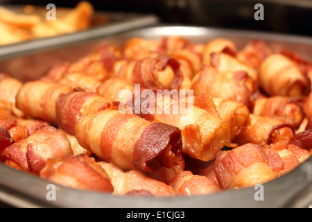 Un fritto salsicce di maiale avvolto in pancetta Foto Stock