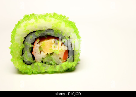 Primo piano particolare di nigiri sushi e california rotoli. Foto Stock