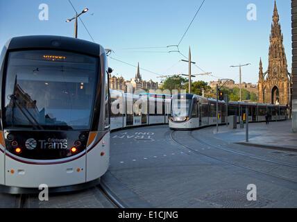 Edimburgo, Scozia, Regno Unito. Il 31 maggio 2014. Lancio del tram di Edimburgo. I tram passano ogni altro all'angolo di St Andrew Street e Princess Street Foto Stock