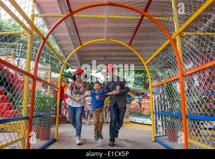 Chongqing Cina. 31 Maggio, 2014. A cinque-anno-vecchio ragazzo con la talassemia gioca con i volontari in un parco di divertimenti in stranieri' Street punto panoramico a Chongqing, sud-ovest della Cina, il 31 maggio 2014. Un totale di dodici bambini talassemici goduto il parco gratuitamente per salutare il prossimo International giornata per i bambini. © Chen Cheng/Xinhua/Alamy Live News Foto Stock