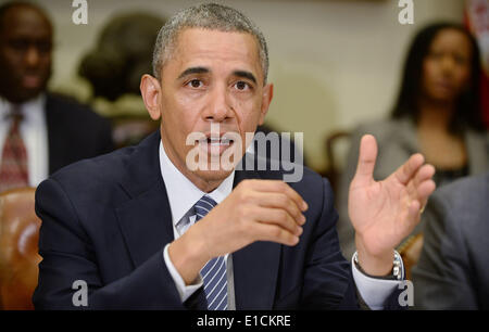 Washington DC, Stati Uniti d'America. Il 30 maggio 2014. Il Presidente degli Stati Uniti Barack Obama incontra con il guardiano di mio fratello Task Force per ricevere un 90-giorno relazione sui progressi compiuti nella sala Roosevelt della Casa Bianca 30 Maggio 2014 a Washington, DC. La task force ha rilasciato la sua prima relazione al presidente, in cui si delineano un ampio insieme di principi guida e raccomandazioni. Credito: Olivier Douliery/Piscina via CNP/dpa/Alamy Live News Foto Stock