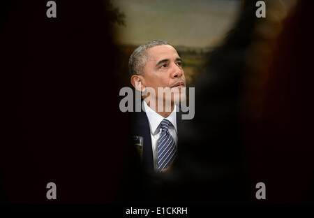 Washington DC, Stati Uniti d'America. Il 30 maggio 2014. Il Presidente degli Stati Uniti Barack Obama presidente degli Stati Uniti Barack Obama incontra con il guardiano di mio fratello Task Force per ricevere un 90-giorno relazione sui progressi compiuti nella sala Roosevelt della Casa Bianca 30 Maggio 2014 a Washington, DC. La task force ha rilasciato la sua prima relazione al presidente, in cui si delineano un ampio insieme di principi guida e raccomandazioni. Credito: Olivier Douliery/Piscina via CNP/dpa/Alamy Live News Foto Stock