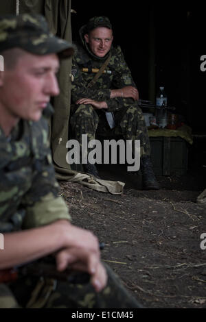 Donbas, Ucraina. Il 30 maggio 2014. Esercito ucraino paracadutisti hanno un freno a breve su patroling il territorio di anti-terrorismo Base di Opp nella regione di Donetsk © Sergii Kharchenko/NurPhoto/ZUMAPRESS.com/Alamy Live News Foto Stock