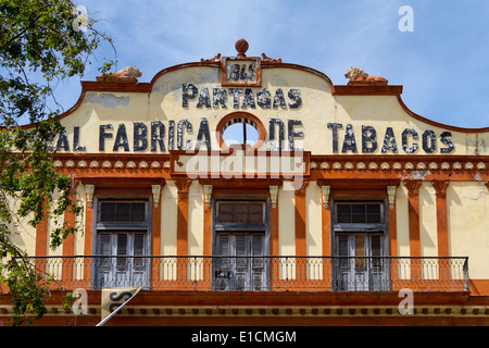 Partagas fabbrica di tabacco la costruzione di dettaglio in Havana, Cuba Foto Stock