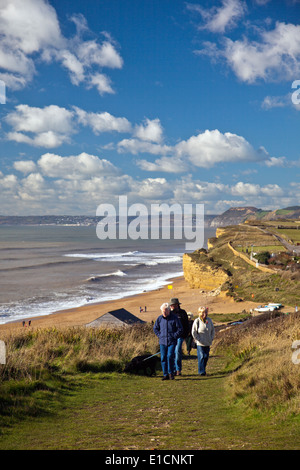 Walkers sulla costa SW sentiero a Burton Bradstock su Jurassic Coast in Dorset, England, Regno Unito Foto Stock