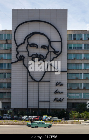 "Vas Bien Fidel' murale di Camilo Cienfuegos sul ministero cubano dell informazione e delle comunicazioni, Plaza de la Revolucion, Havana Cuba Foto Stock