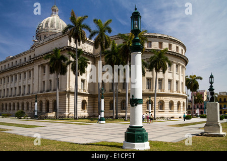 Vista laterale del Capitolio, il Campidoglio di Havana, Cuba Foto Stock