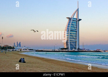 Emirati Arabi Uniti Dubai, Jumeira Beach, Burj Al Arab hotel Foto Stock