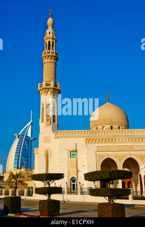 Emirati Arabi Uniti Dubai, Jumeira Beach, Burj Al Arab e la moschea Foto Stock