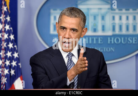 Washington, DC, Stati Uniti d'America. Il 30 maggio 2014. Il Presidente degli Stati Uniti Barack Obama annuncia di aver accettato dei veterani del Segretario di amministrazione Eric Shinseki dimissioni nella Briefing Room della Casa Bianca, venerdì, a Washington, DC, Stati Uniti d'America, 30 maggio 2014. A seguito del suo intervento il Presidente ha preso un paio di domande da parte dei media. Foto: Olivier Douliery/CNP - nessun filo servizio/dpa/Alamy Live News Foto Stock