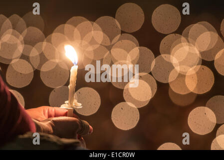 Regensburg, Germania. Il 30 maggio 2014. I credenti Tenere candele accese durante il servizio serale al Donauarena come parte dei cattolici di giorno in Regensburg, Germania, 30 maggio 2014. I cattolici giornata prosegue fino al 01 giugno in Regensburg. Foto: ARMIN WEIGEL/dpa/Alamy Live News Foto Stock