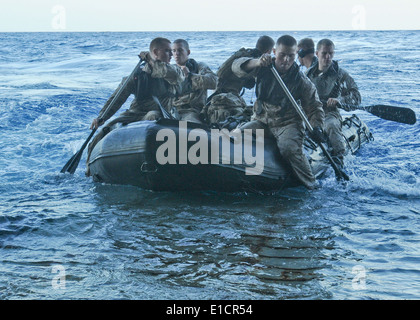 Stati Uniti Marines assegnato al trentunesimo Marine Expeditionary Unit lanciare una gomma di combattimento razzia craft (CRRC) da poppa di gate Foto Stock