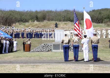 Stati Uniti Marines e un marinaio giapponese presente i colori durante una riunione di onore cerimonia su Iwo Jima, Giappone, 3 marzo 2010. Il Foto Stock