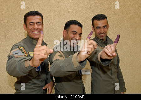 Poliziotti iracheni Merwan Abid, Riyadh Hameed e Khalaf Ali Hamed visualizzare la loro macchiate con inchiostro le dita indice come prova che th Foto Stock