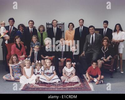 Il Presidente George H. W. Bush e la moglie Barbara posano con i loro sei figli, i loro coniugi e i dodici nipoti per una famiglia Foto Stock