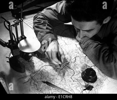 La seconda guerra mondiale la pianificazione strategica per l invasione dell'Europa. Stati Uniti Army map maker inchiostratura in la matita tracciati di cultura, Foto Stock