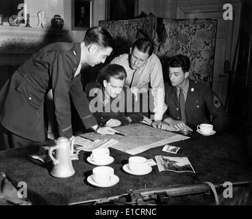 Jedburghs ottenere istruzioni dal briefing Officer in appartamento London. Inghilterra, ca. 1944. "Jedburghs' erano soldati in 'Operazione Foto Stock