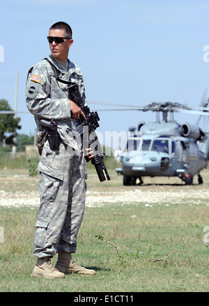 Stati Uniti Esercito Cpl. Jay Youngblood fornisce la sicurezza in corrispondenza di una zona di atterraggio nei pressi di Stati Uniti Ambasciata di Port-au-Prince, Haiti, 8 marzo 2010 Foto Stock