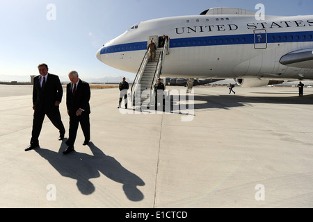 Il Segretario della Difesa Robert M. Gates è salutato da U.S. Ambasciatore in Afghanistan Karl Eikenberry al suo arrivo a Kabul, Af Foto Stock