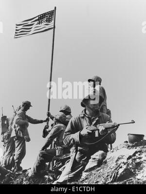 La prima bandiera sollevamento su Iwo Jima Mount Suribachi, Feb 23, 1945. Un Marine ripari la quinta Divisione Marines della XXVIII Foto Stock