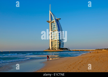 Emirati Arabi Uniti Dubai, Jumeira Beach, Burj Al Arab hotel Foto Stock