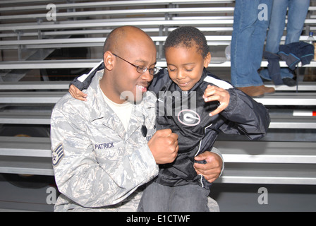 U. S. Air Force Staff Sgt. Andre Patrick, 1a particolari operazioni di manutenzione di velivoli Squadron, ha un momento speciale con la sua s Foto Stock