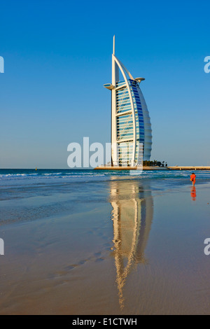 Emirati Arabi Uniti Dubai, Jumeira Beach, Burj Al Arab hotel Foto Stock