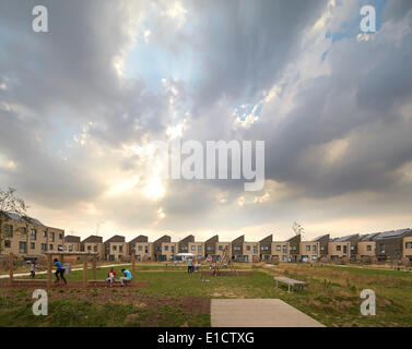 Barking Riverside Housing Development, Barking, Regno Unito. Architetto: Sheppard Robson, 2014. Parco giochi di elevazione a h Foto Stock