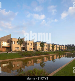 Barking Riverside Housing Development, Barking, Regno Unito. Architetto: Sheppard Robson, 2014. Prospettiva della terrazza di alloggiamento Foto Stock