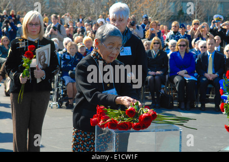 I membri della famiglia della seconda guerra mondiale le donne di servizio militare di piloti (WASP) che hanno passato lontano laici simbolico rose dei loro cari a th Foto Stock