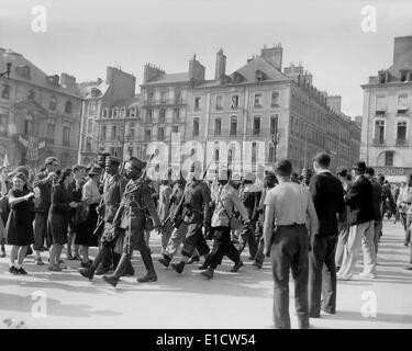 Sub-Saharian soldati africani allietati dal sul giorno della liberazione a Rennes, Francia, 4 agosto 1944. Dopo la liberazione di Parigi, Foto Stock