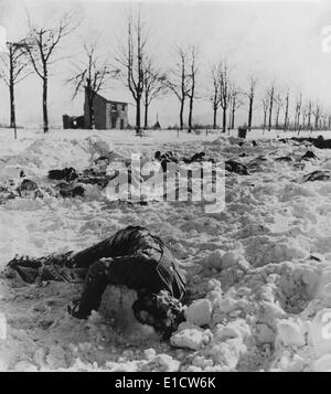 Corpi dei soldati statunitensi uccisi dai nazisti dopo la loro consegna vicino a Malmedy, Belgio. A Dic. 17, 1944 soldati sotto il Foto Stock