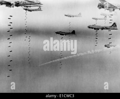 B-17 Flying fortezze di U.S. 8 Air Force il bombardamento di Dresda in aprile 17, 1945. Un piano disabili lascia una traccia di fumo come Foto Stock