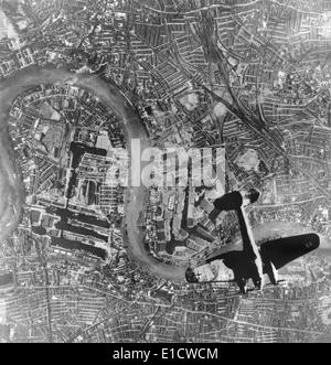 Il tedesco Heinkel 111 bomber su Londra. Di seguito è riportato il fiume Tamigi e il Tower Bridge. Il tedesco foto scattata sett. 7, 1940 durante Foto Stock