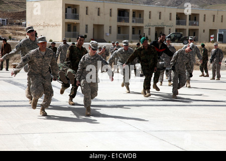 Stati Uniti Soldati dal supporto della brigata battaglione, 173rd Airborne Brigade Combat Team e l esercito nazionale afgano condotta soldati di ti Foto Stock