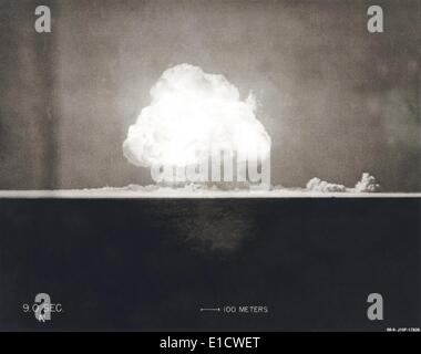 Prima esplosione atomica sulla luglio 16, 1945. Fotografia scattata a 9 secondi dopo l'iniziale della detonazione della Trinità mostra il fungo Foto Stock