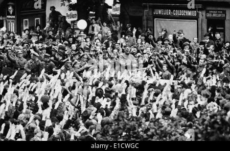 La folla dando saluto Nazista di Adolf Hitler come egli si erge in una vettura aperta durante Sudeti "liberazione". 1938 (BSLOC 2014 7 19) Foto Stock